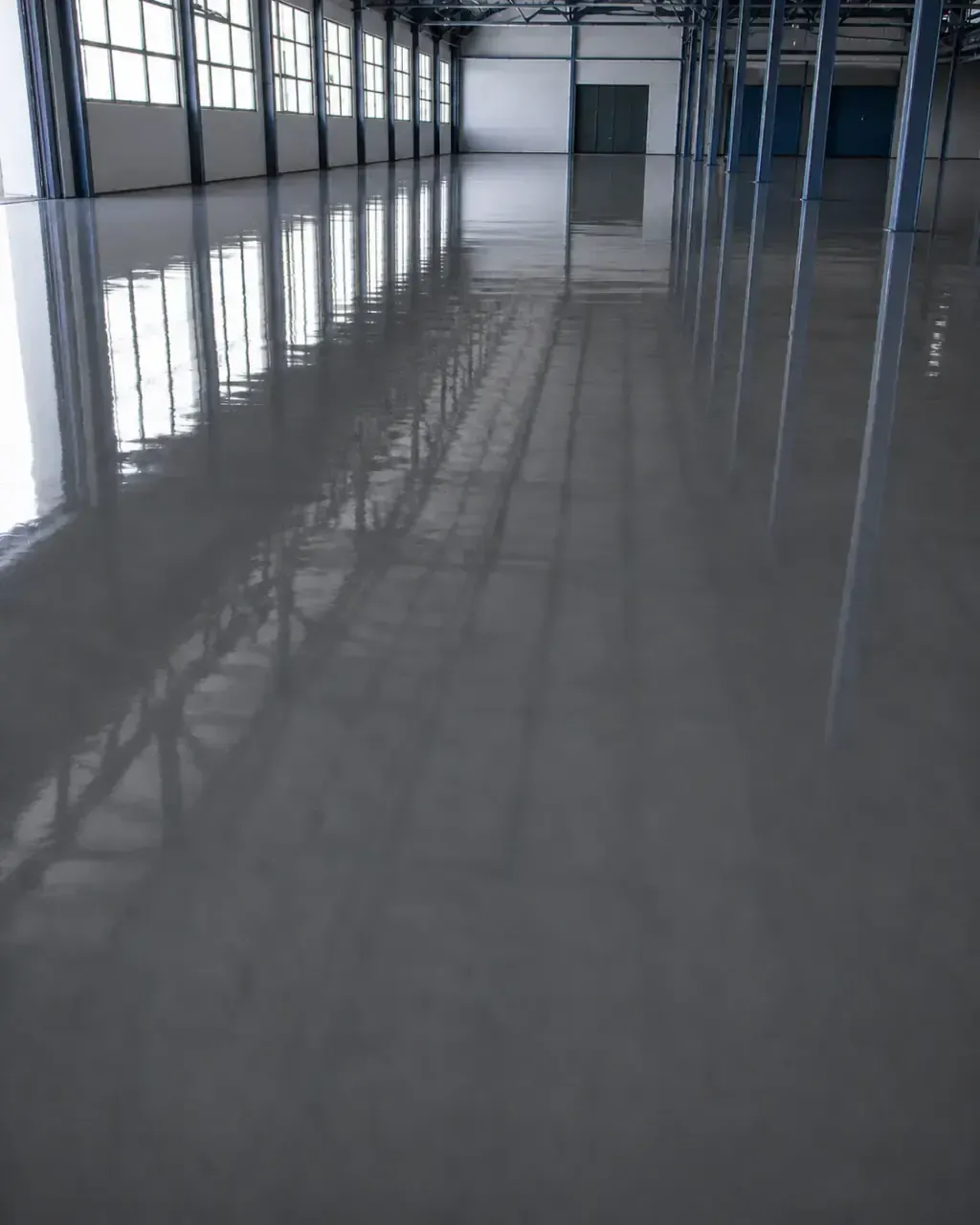 Piso industrial protegido com sistema epóxi Hazzin, superfície brilhante e uniforme após aplicação